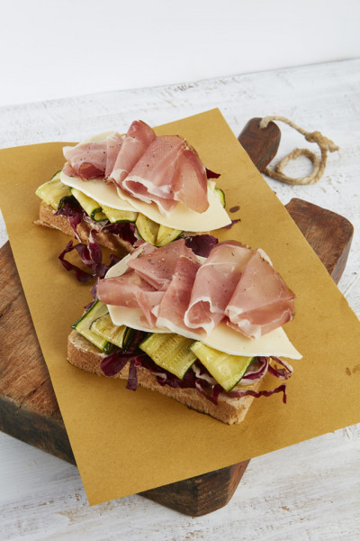 Sandwich mit Speck, Wiesenchampignon- Creme mit Trüffelaroma und Brie