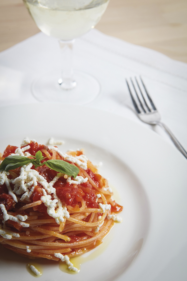 Espaguetis con salsa de tomate «Pomodorina» y queso ricotta