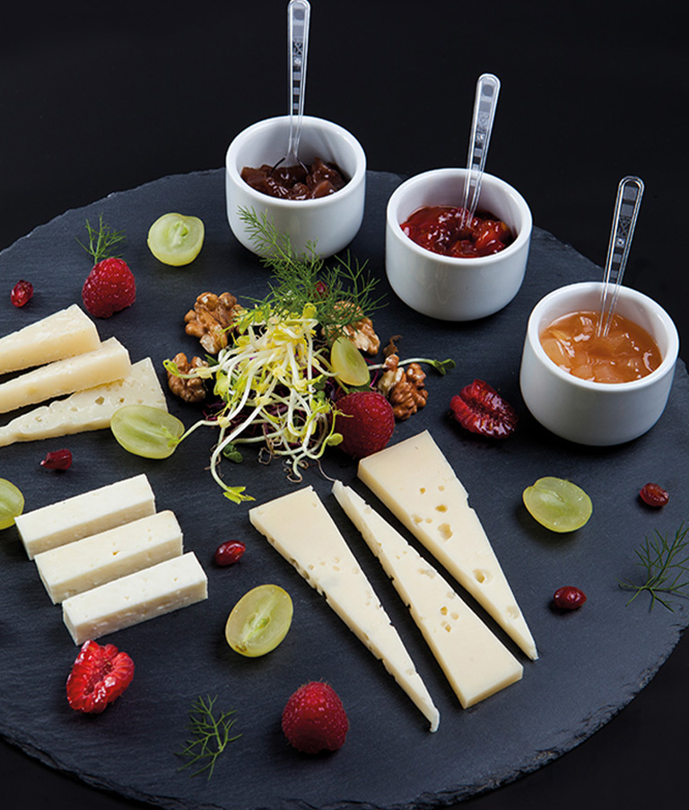 Cheeses chopping board with 5 sauces